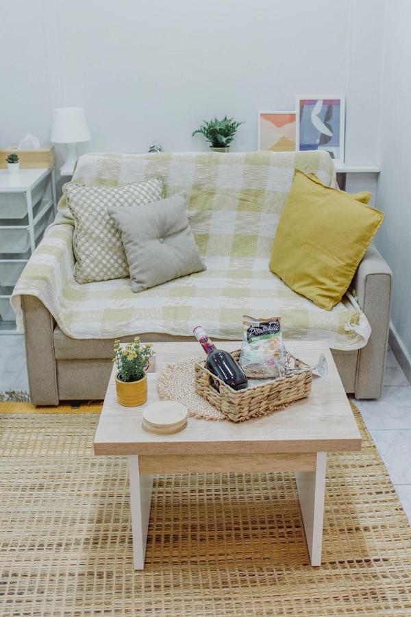 Mellow Yellow Komotiní Luaran gambar